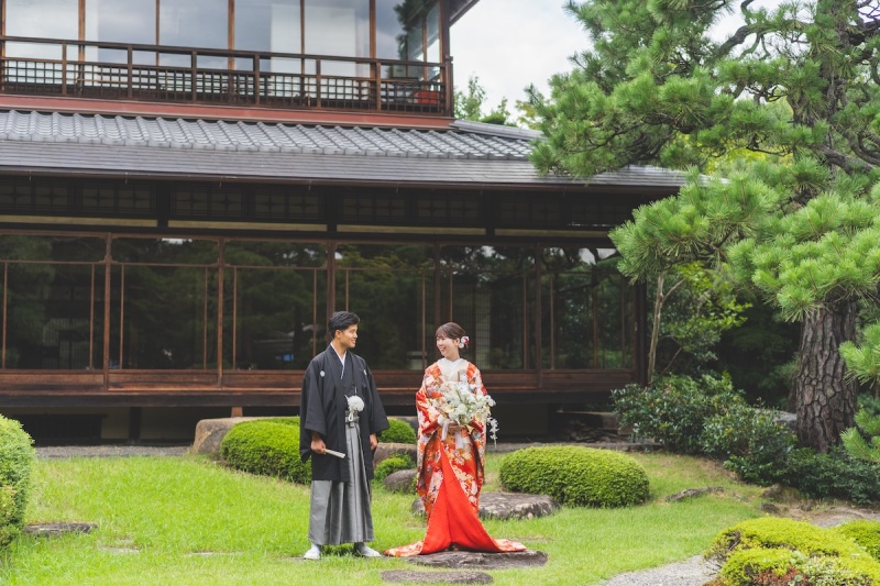 お庭の緑と、色打掛