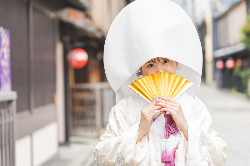 扇子で口元隠す可愛らしい一枚