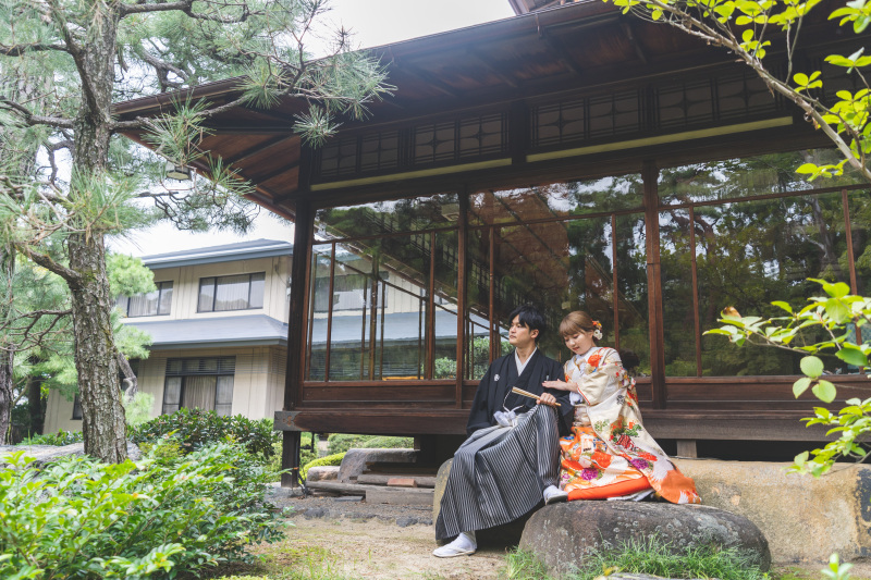 縁側でくつろぐおふたりの温かな時間を