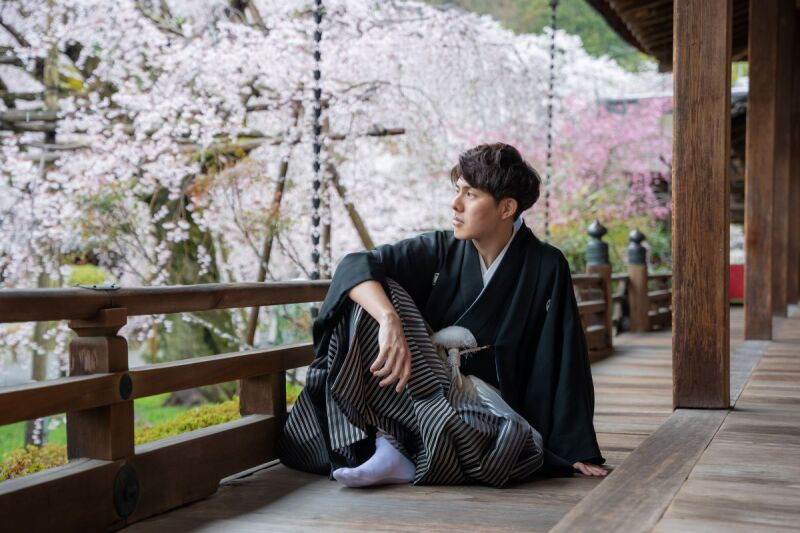 縁で庭を眺める