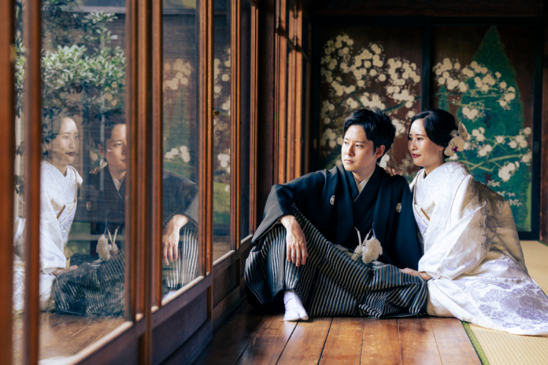 窓際で外を見つめる姿を大人かっこよく