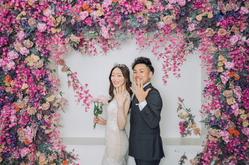 フラワーウォールと共に誓いの左手を