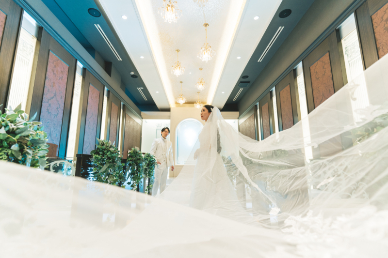 振り向きのご新婦様の姿と広がるベール