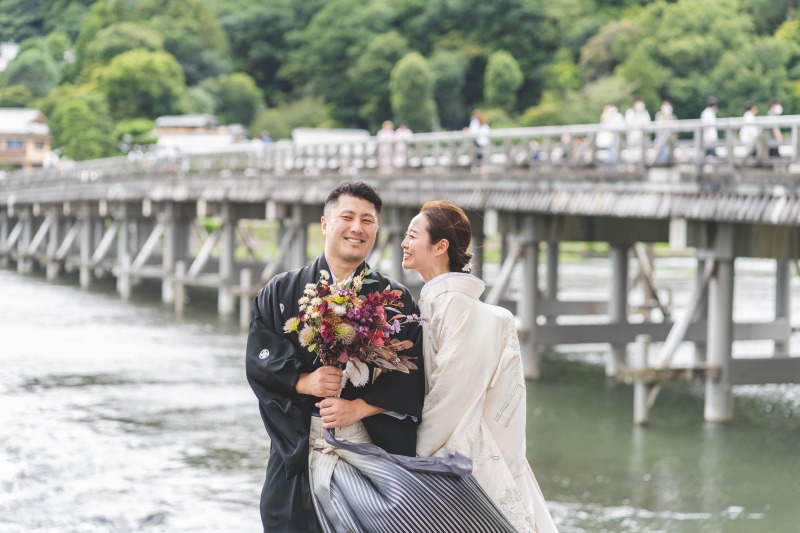 渡月橋と共に写る姿