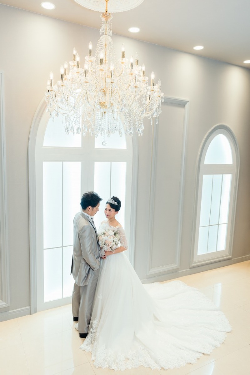 ゴージャスなシャンデリアとティアラで