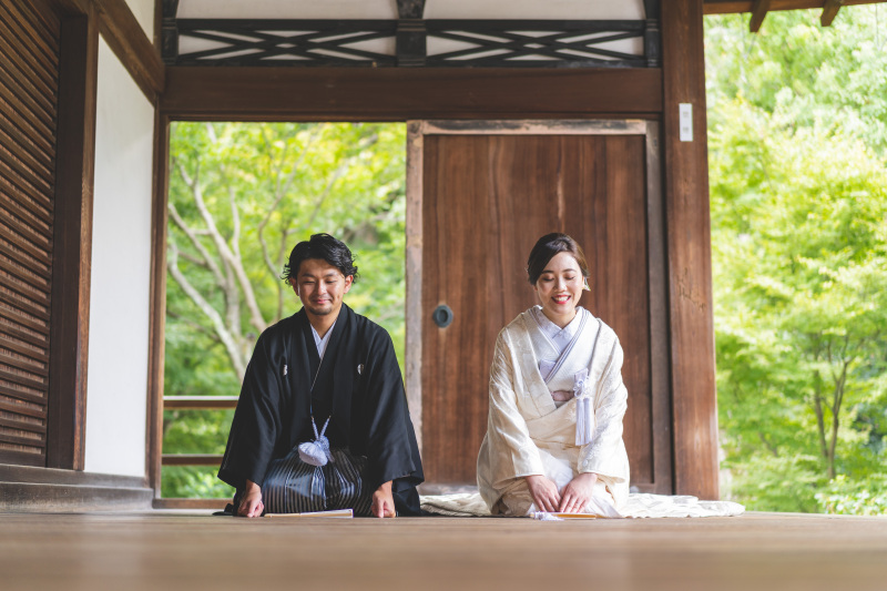 定番のお正座ショットも木目と緑の温かな雰囲気で