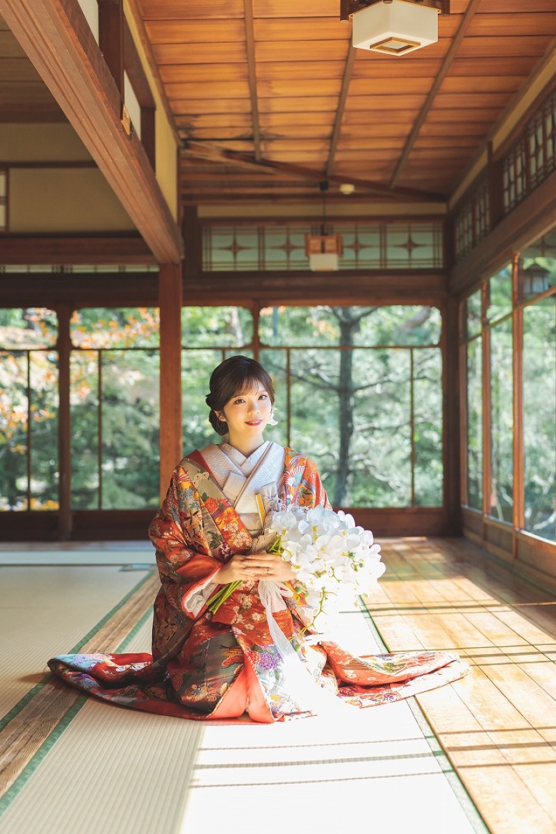 ガラス張りの広々としたお座敷