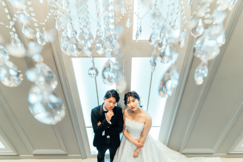 シャンデリア越しから見下ろすおふたり