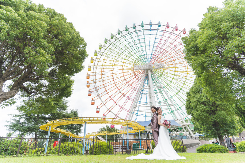 カラフルな観覧車をバックに！