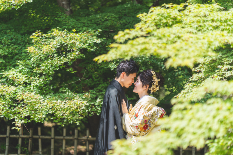 木陰で顔を寄せ合うふたり