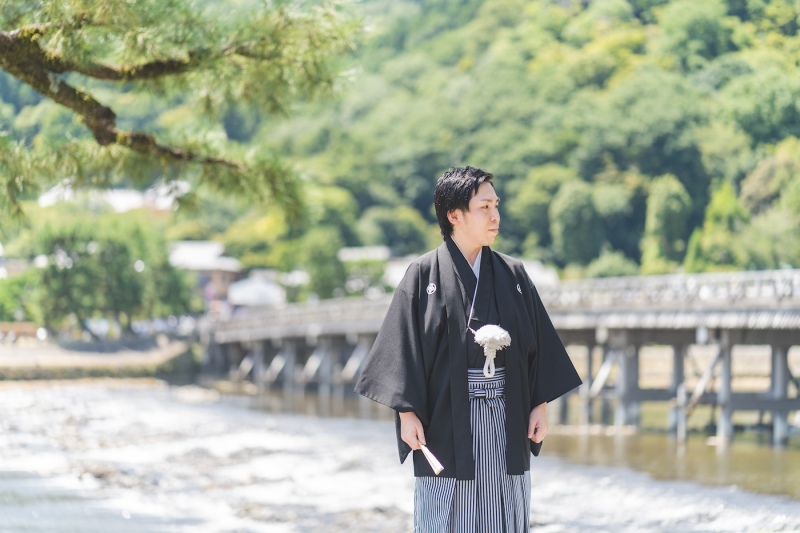 渡月橋を背景に