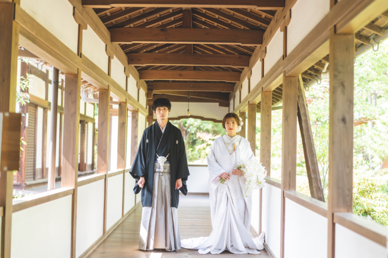 明るい色味の木々で作られた廊下でのお写真