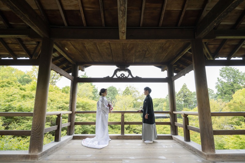 緑に向かってせり出したこの場所で手を取り合って