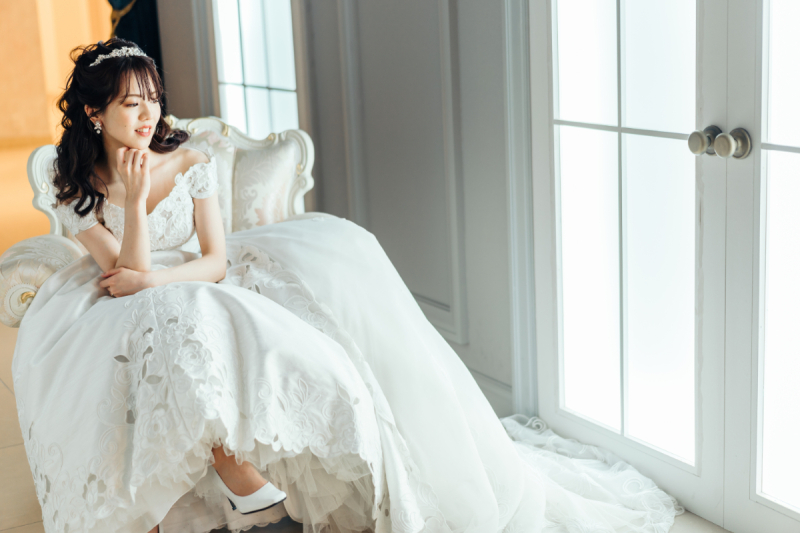 ソファに腰かけてご新婦様のソロショットも