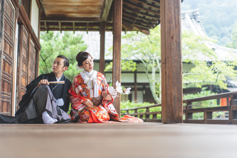 縁側でおふたりゆったりと腰かけて…