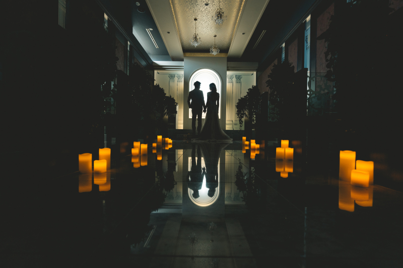 幻想的なランタンの光でロマンティックチャペル