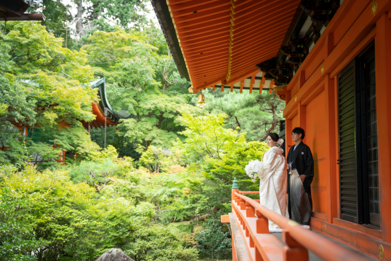 息をのむほど美しい日本庭園の緑と朱色の対比