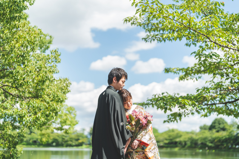 晴天の下、緑豊かな京都の地でロケーションフォト