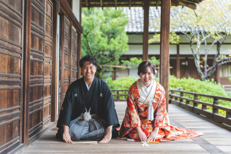 木造の廊下では光に当てられながらお正座ショット