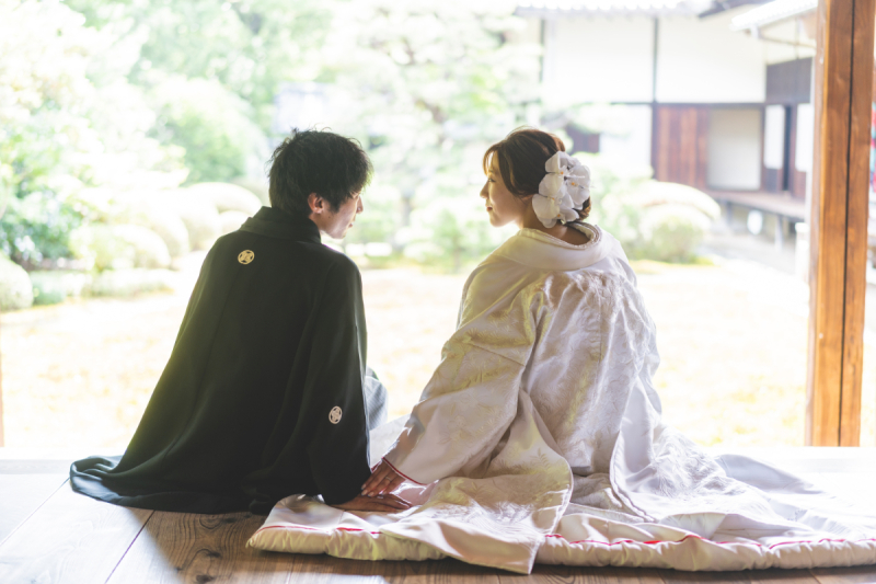 縁側に腰かけて心温まる一枚