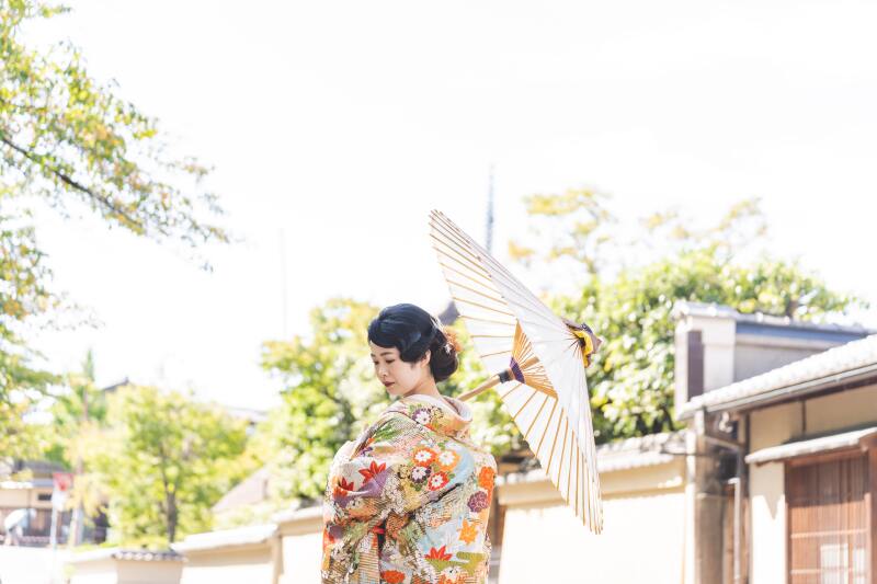 景色と和装が織りなす美しき姿