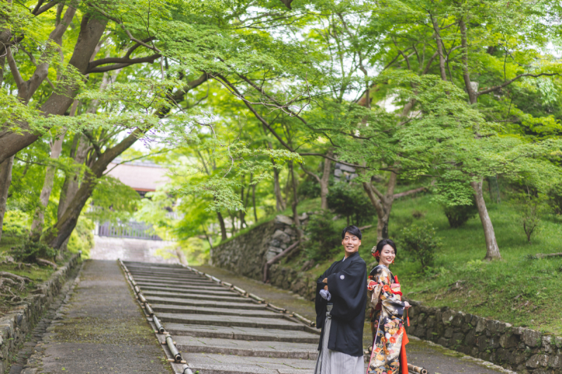 まっすぐ続く石段の中で