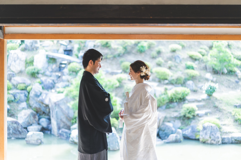 柔らかな光に包まれた向かい合わせショット