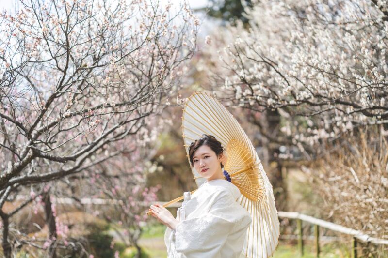 微笑みながら