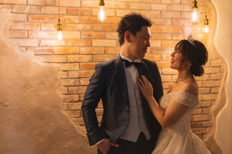 寄り添う姿をどこかシネマチックに