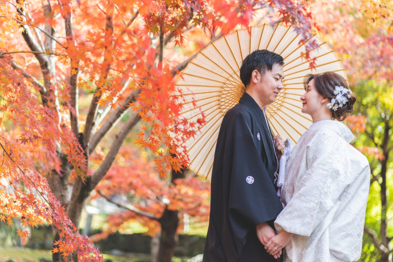 真っ赤に染まった紅葉の下で