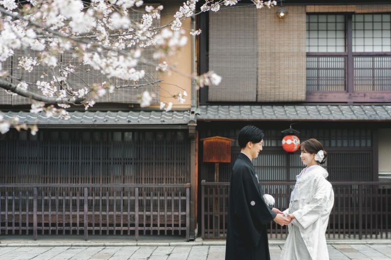 ふたり手を取り合って