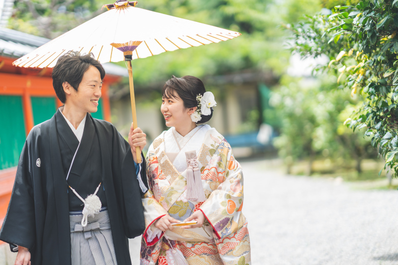 一つの傘で、ロケーションならではのさりげない一瞬