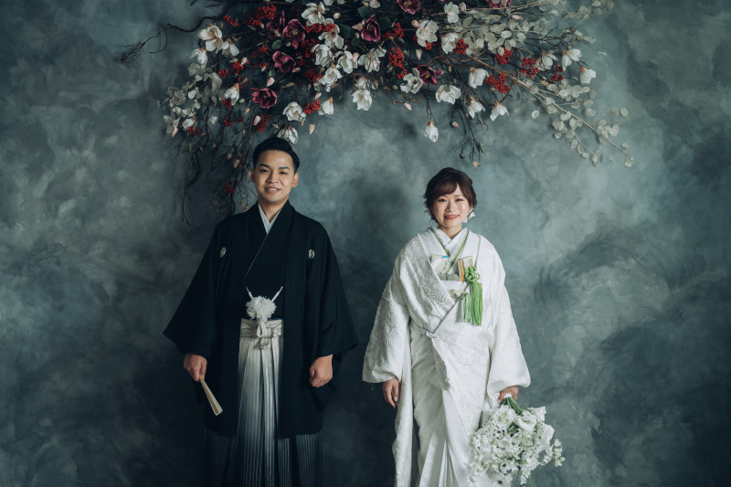 グレーとフラワーの映えるスポットでは雰囲気一転