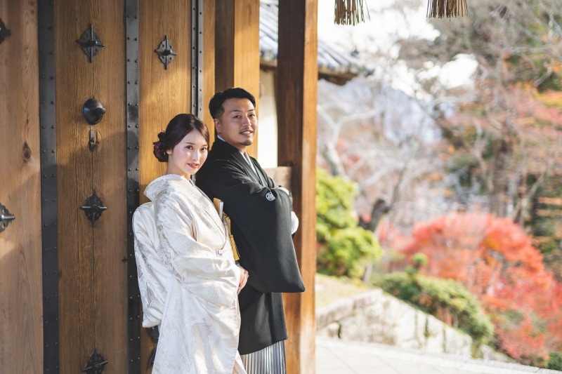 大きな門の前で