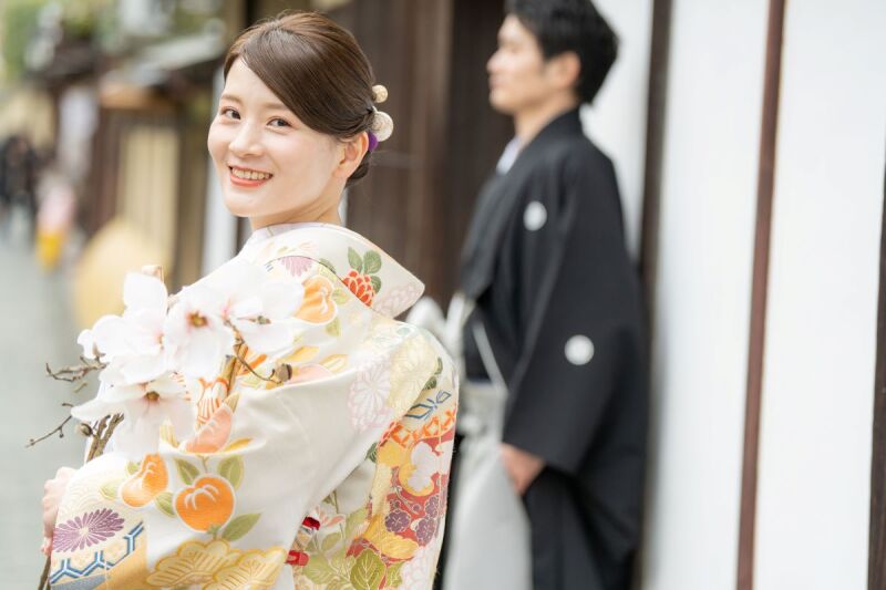新郎様をバックに