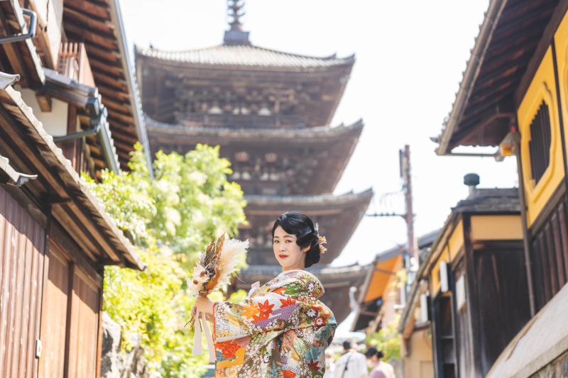 八坂の塔を背に