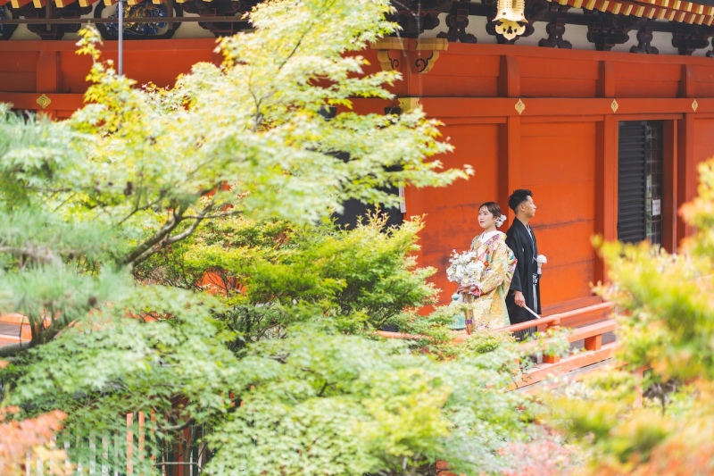 お堂の朱色と自然の緑