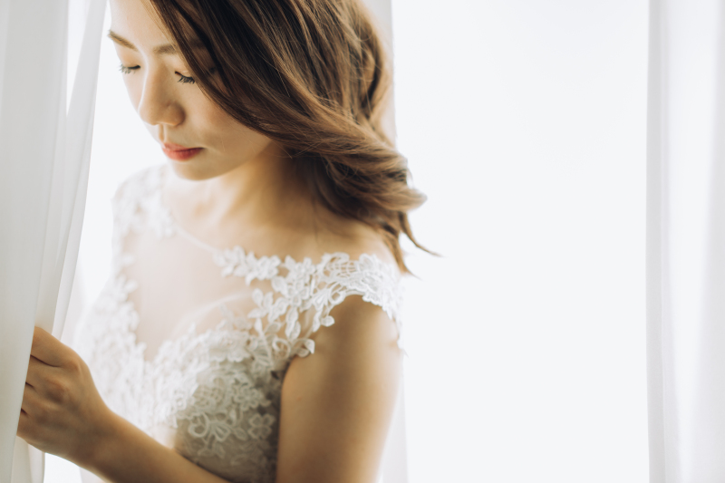 シフォンのカーテンの窓辺で