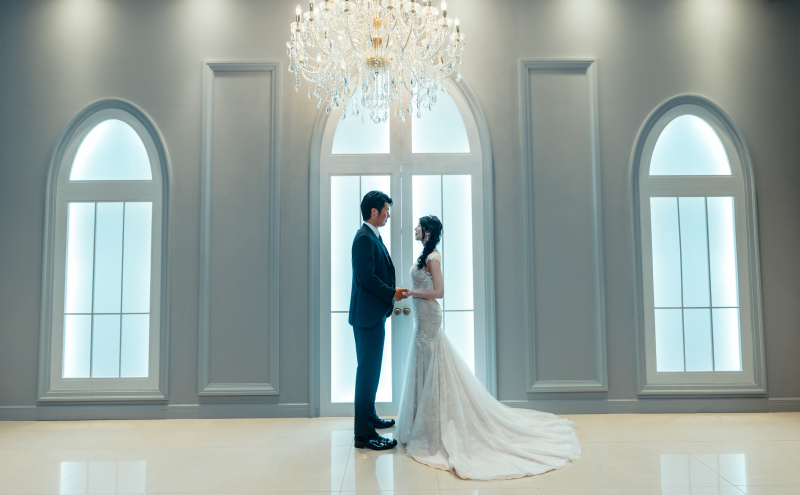 手を取り合って