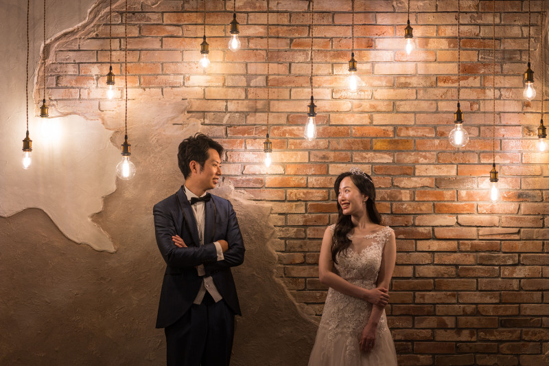 形様々なライトが彩るクラシックレンガスタジオ