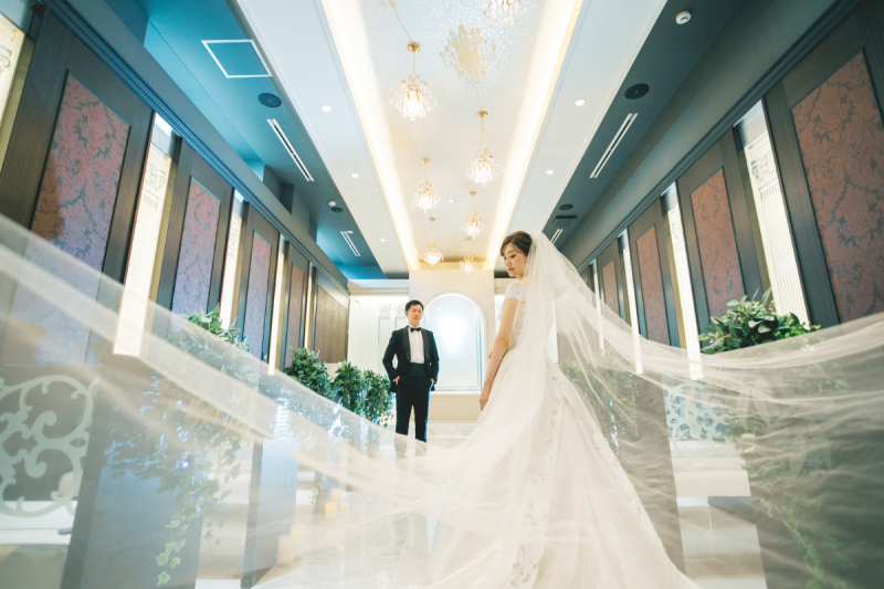 チャペルフォトはベールを広げて幻想的に