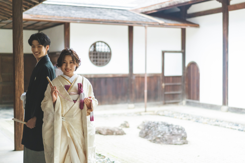 見事な枯山水の前で