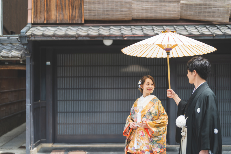 和傘の相合傘で歩む姿