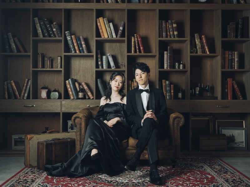 黒ドレスと本棚