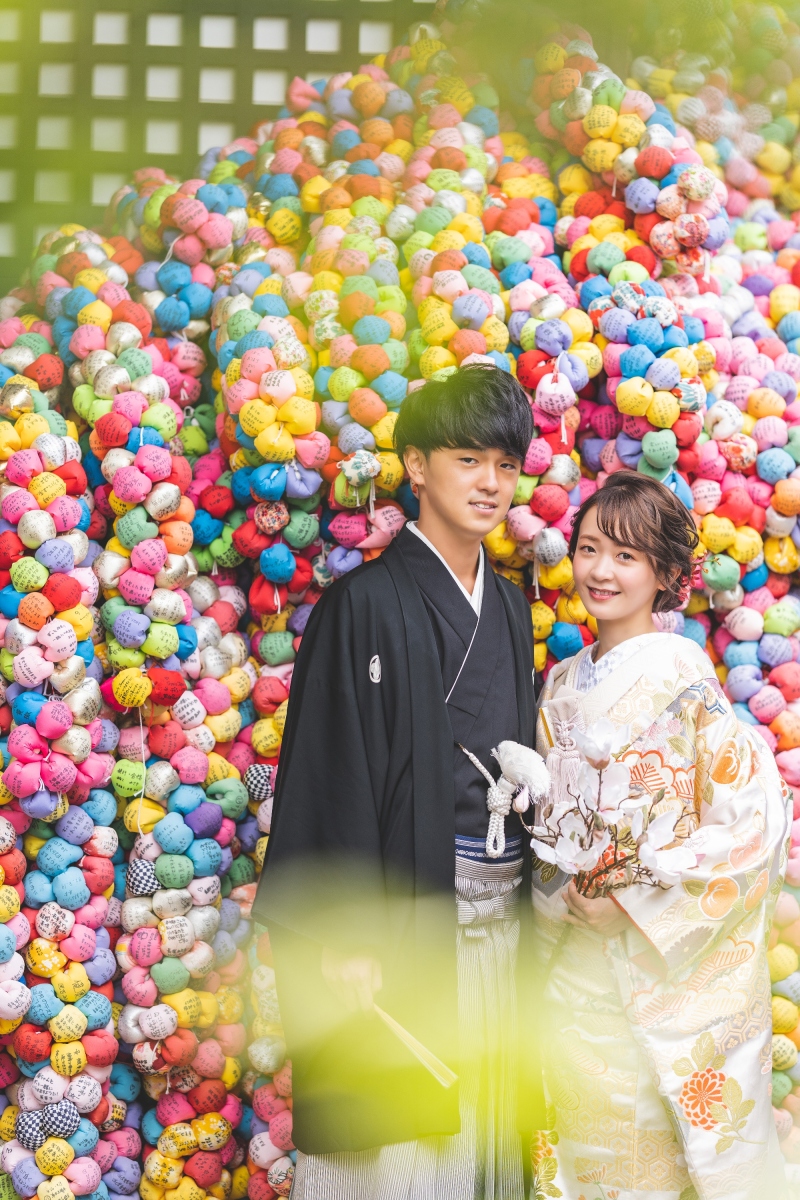 八坂庚申堂のカラフルなくくり猿と一緒に