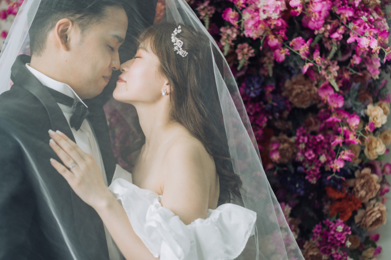 お色直しは洋装に!フラワーウォールに彩られて