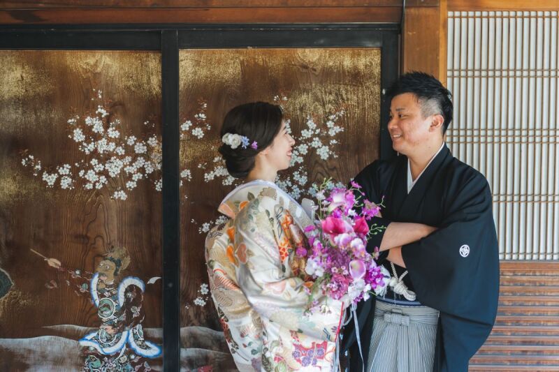 歴史を感じる襖の前で