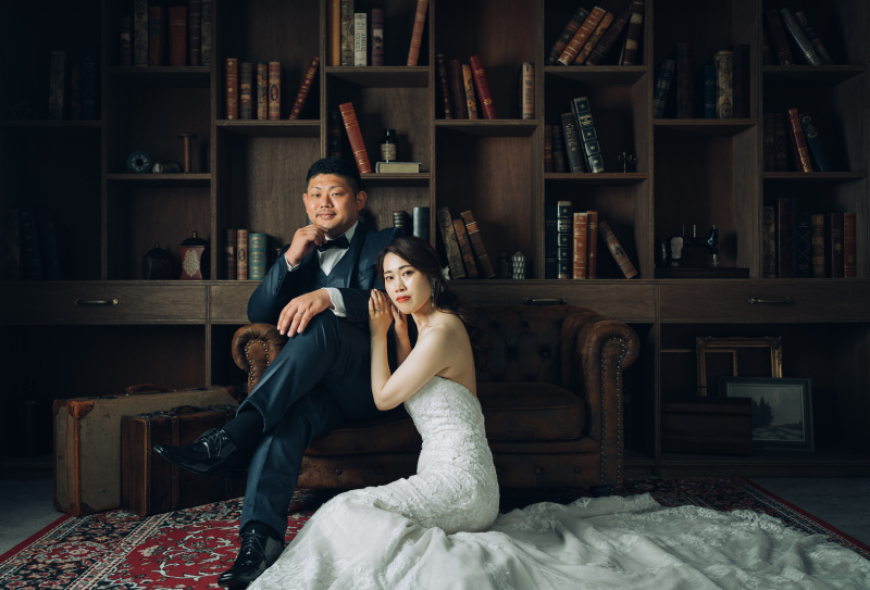 本物の古書を使った書斎でオシャレな一枚を