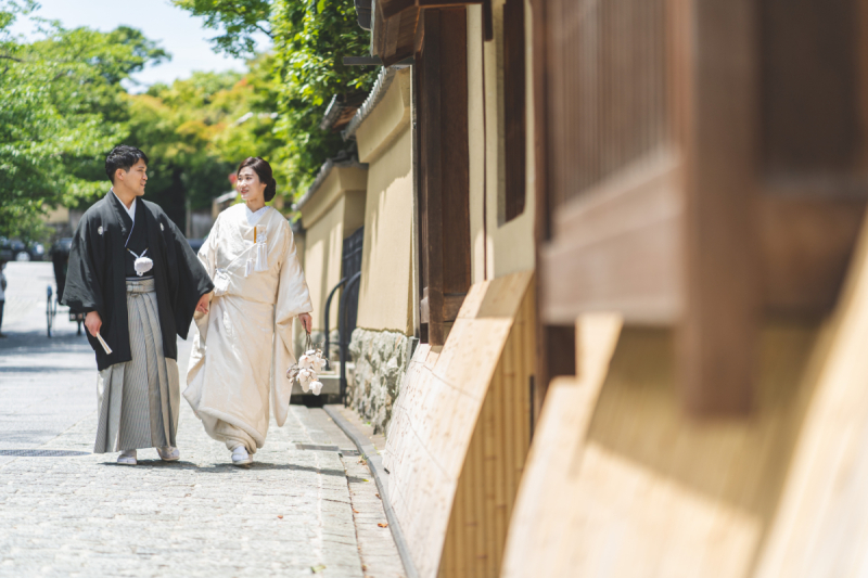 手を繋いで、道行く姿を