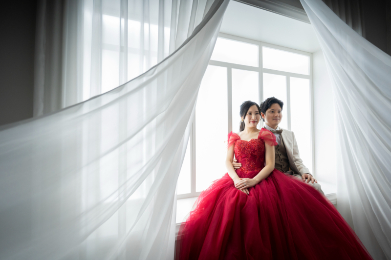 ドレスを着替えて撮影。レースカーテンに包まれて